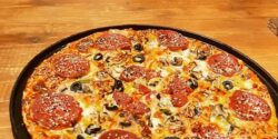 طرز تهیه پیتزا پپرونی فست فودی به صورت مرحله به مرحله