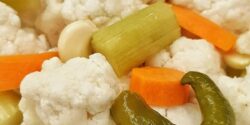 طرز تهیه شور گل کلم خوشمزه با هویج و فلفل مرحله به مرحله
