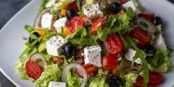 طرز تهیه سالاد یونانی خوشمزه و مخصوص مرحله به مرحله