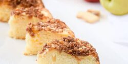 طرز تهیه کیک کرامبل سیب به روش مجلسی مرحله به مرحله