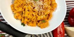 طرز تهیه پاستا با سس گوجه فرنگی خوشمزه مرحله به مرحله