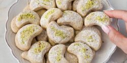 طرز تهیه شیرینی بادام و هل، خلق یک طعم جذاب و سنتی
