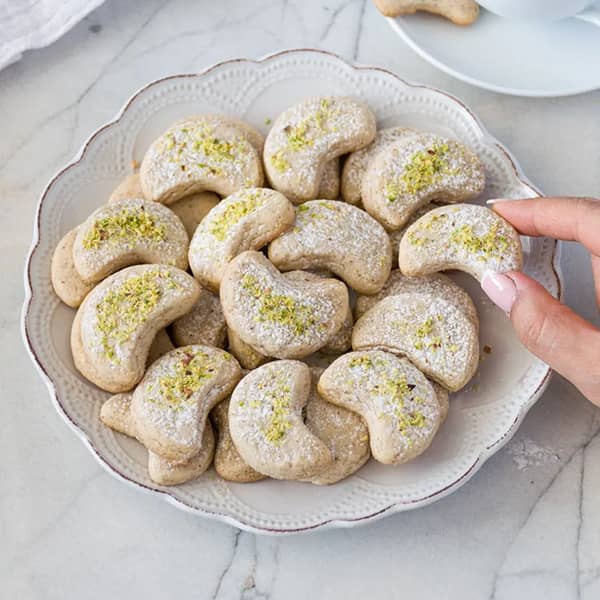 طرز تهیه شیرینی بادام و هل