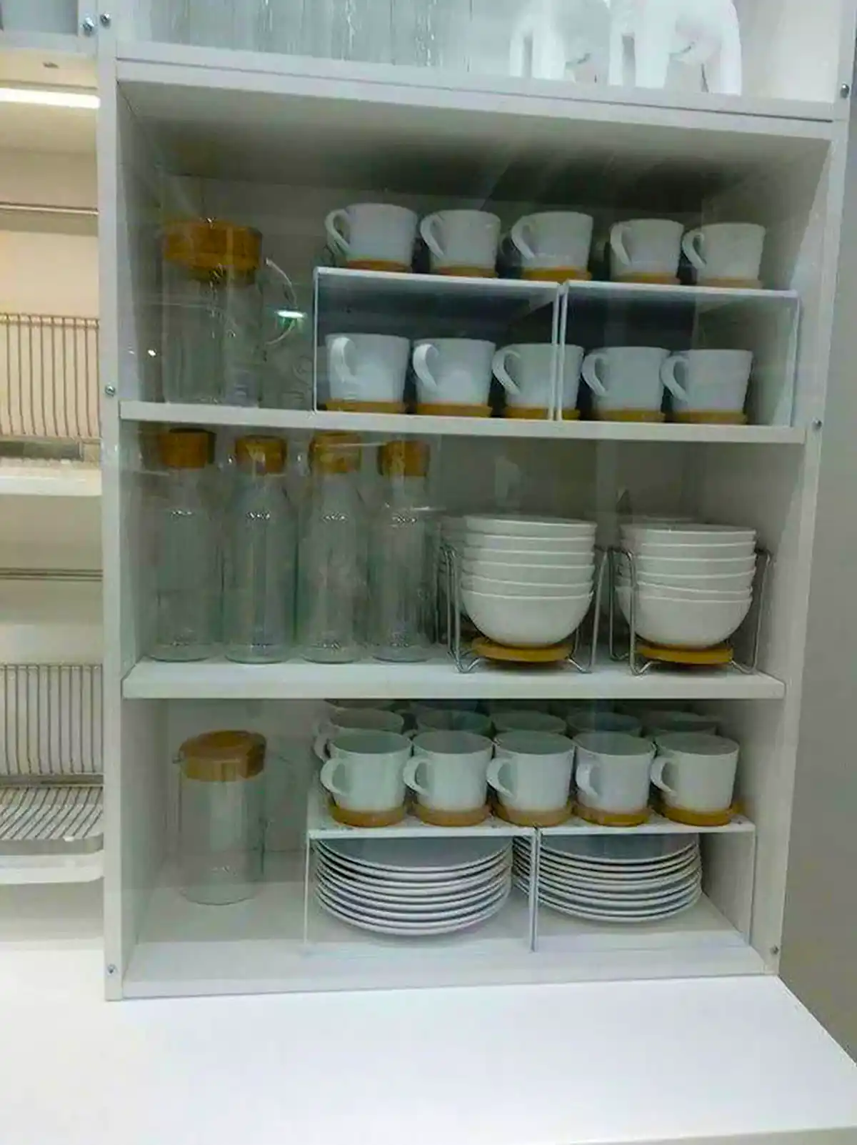 چیدمان داخل کابینت عروس