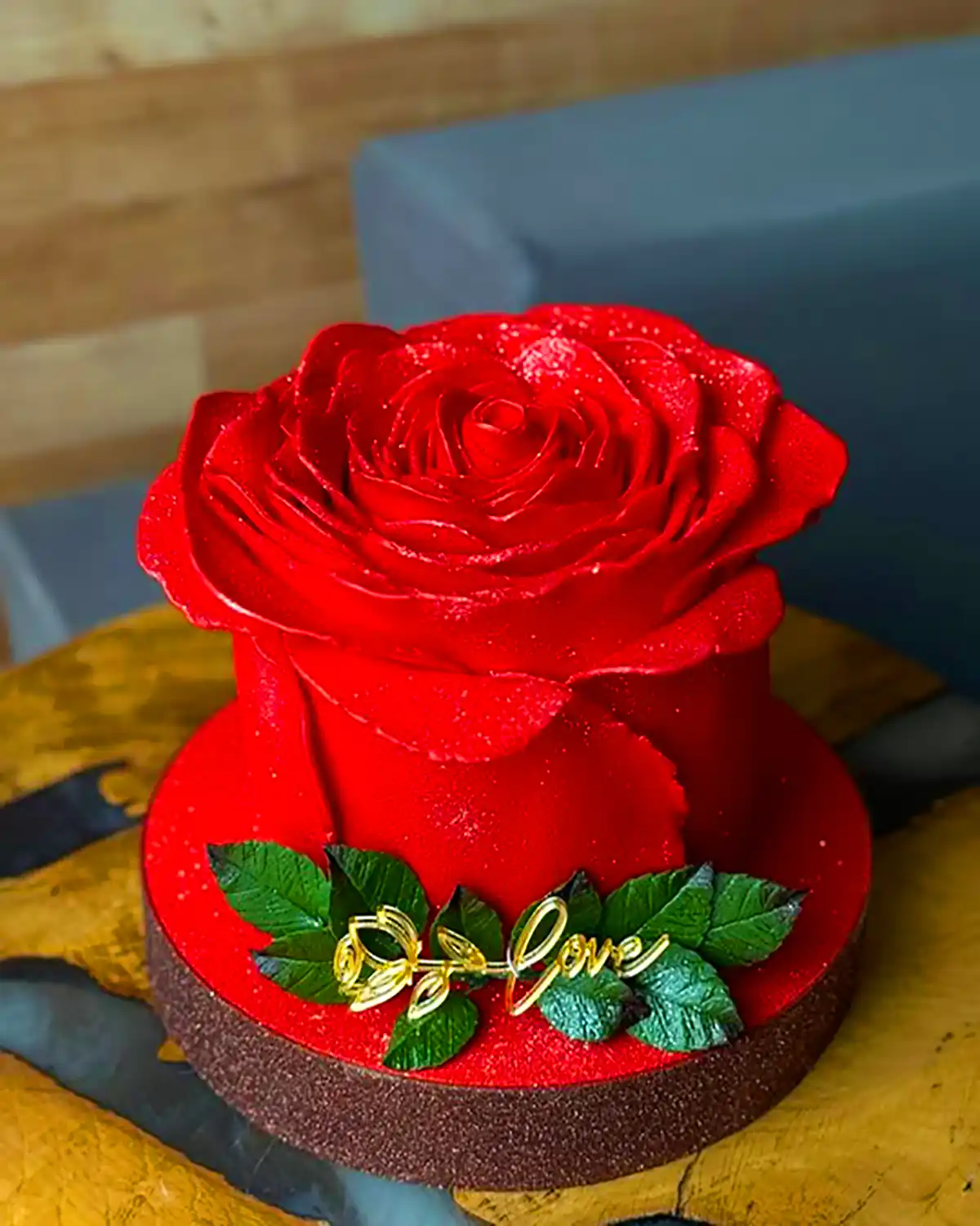 کیک خامه ای رز قرمز 