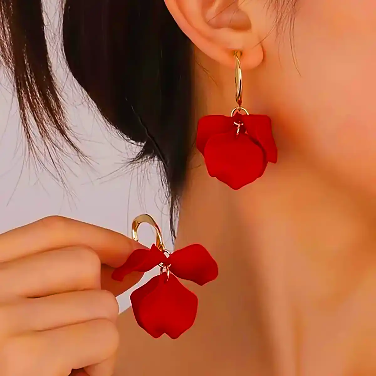 گوشواره گل قرمز بزرگ