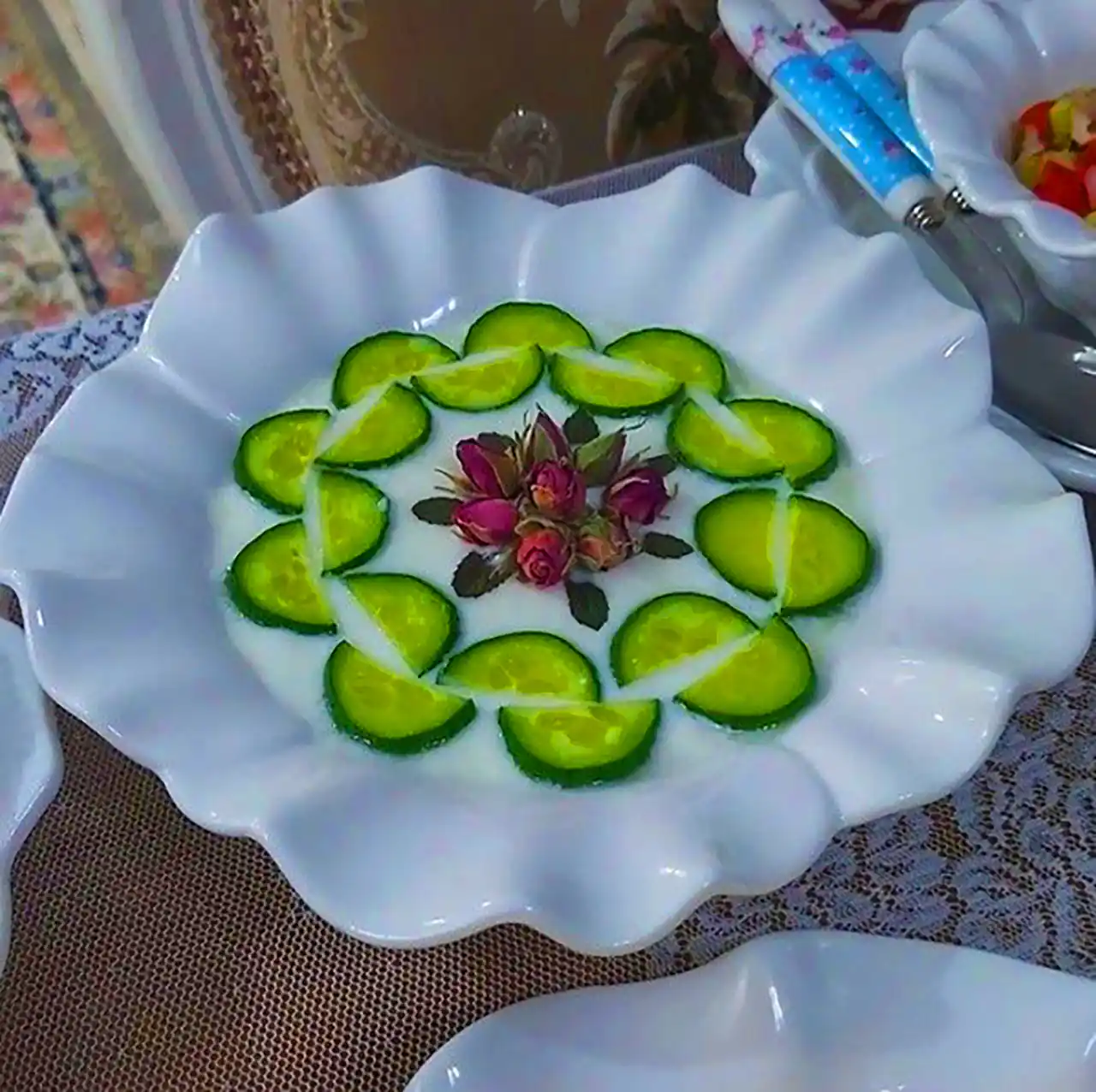تزئین حرفه ای ماست و خیار
