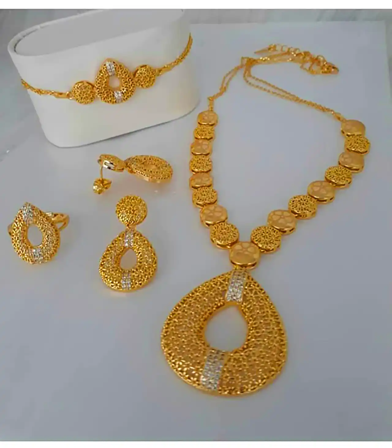 ست گردنبند و گوشواره طلایی