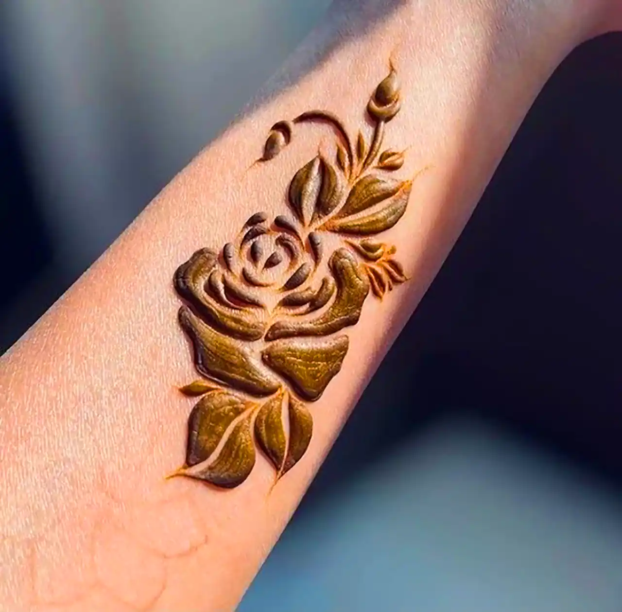 طراحی حنا با نقش هندسی ظریف 