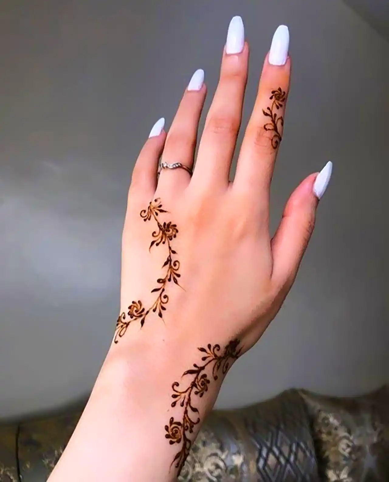 طراحی حنا با نقش هندسی ظریف 