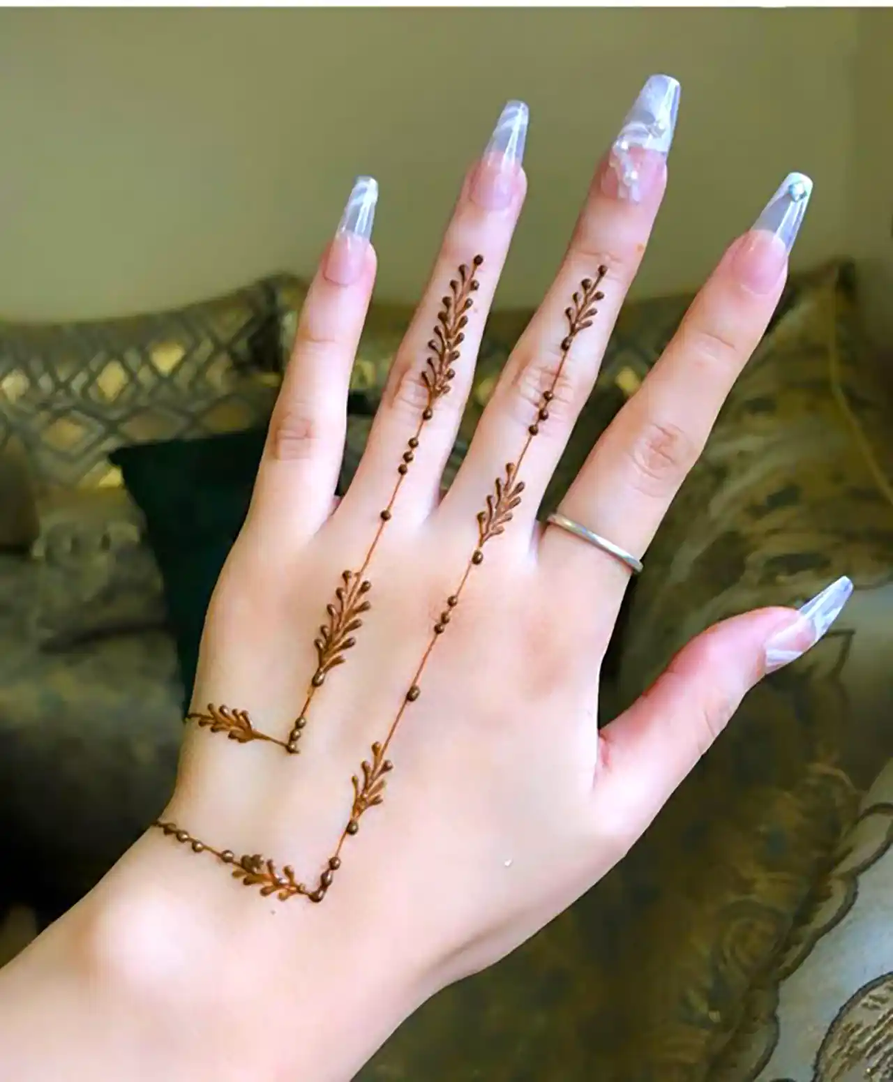طراحی حنا با نقش هندسی ظریف 