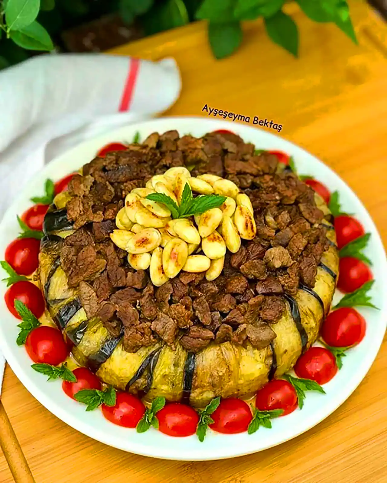 غذای سنتی ایرانی تزئین شده