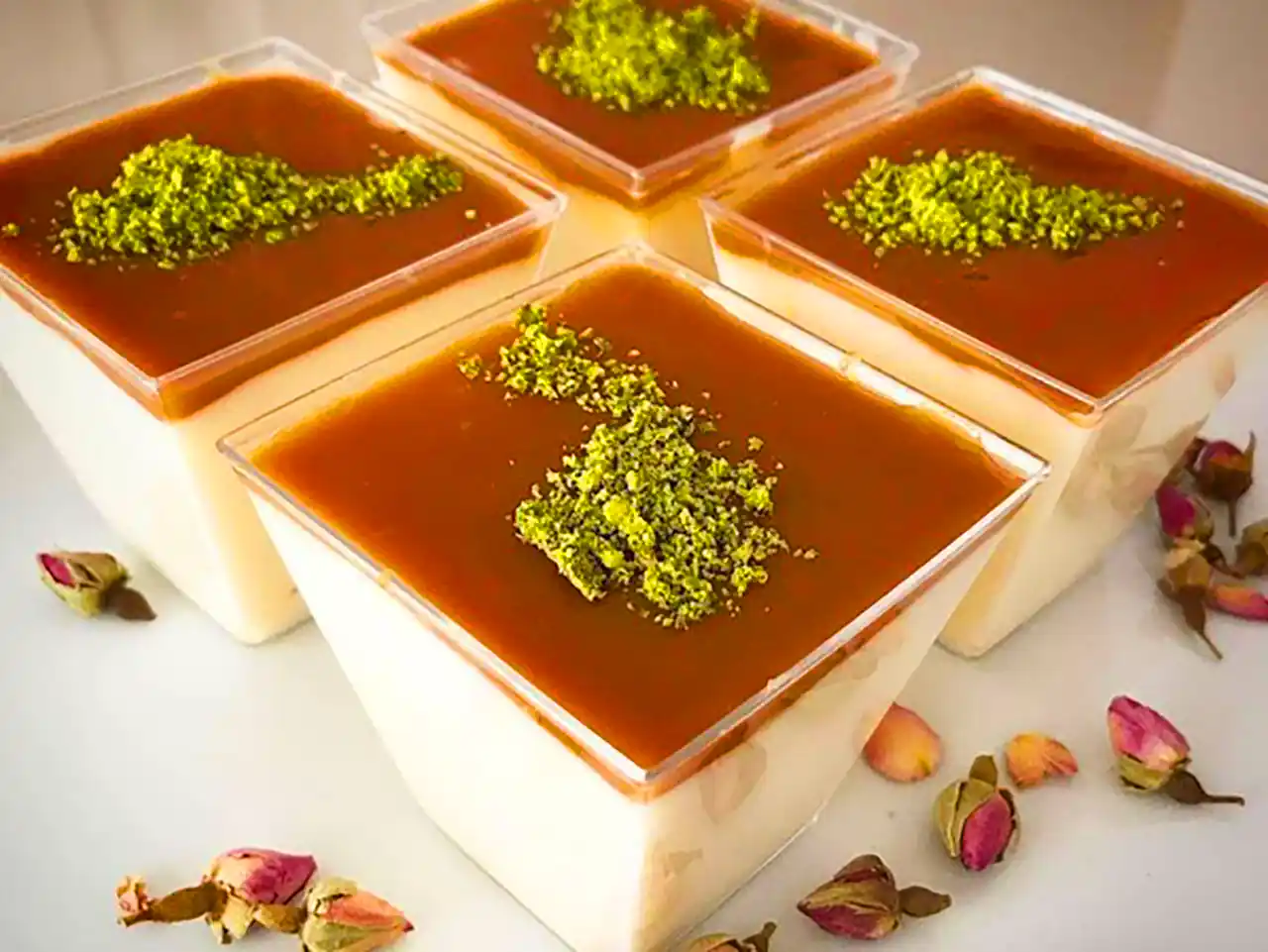 دسر سنتی تزئین شده 