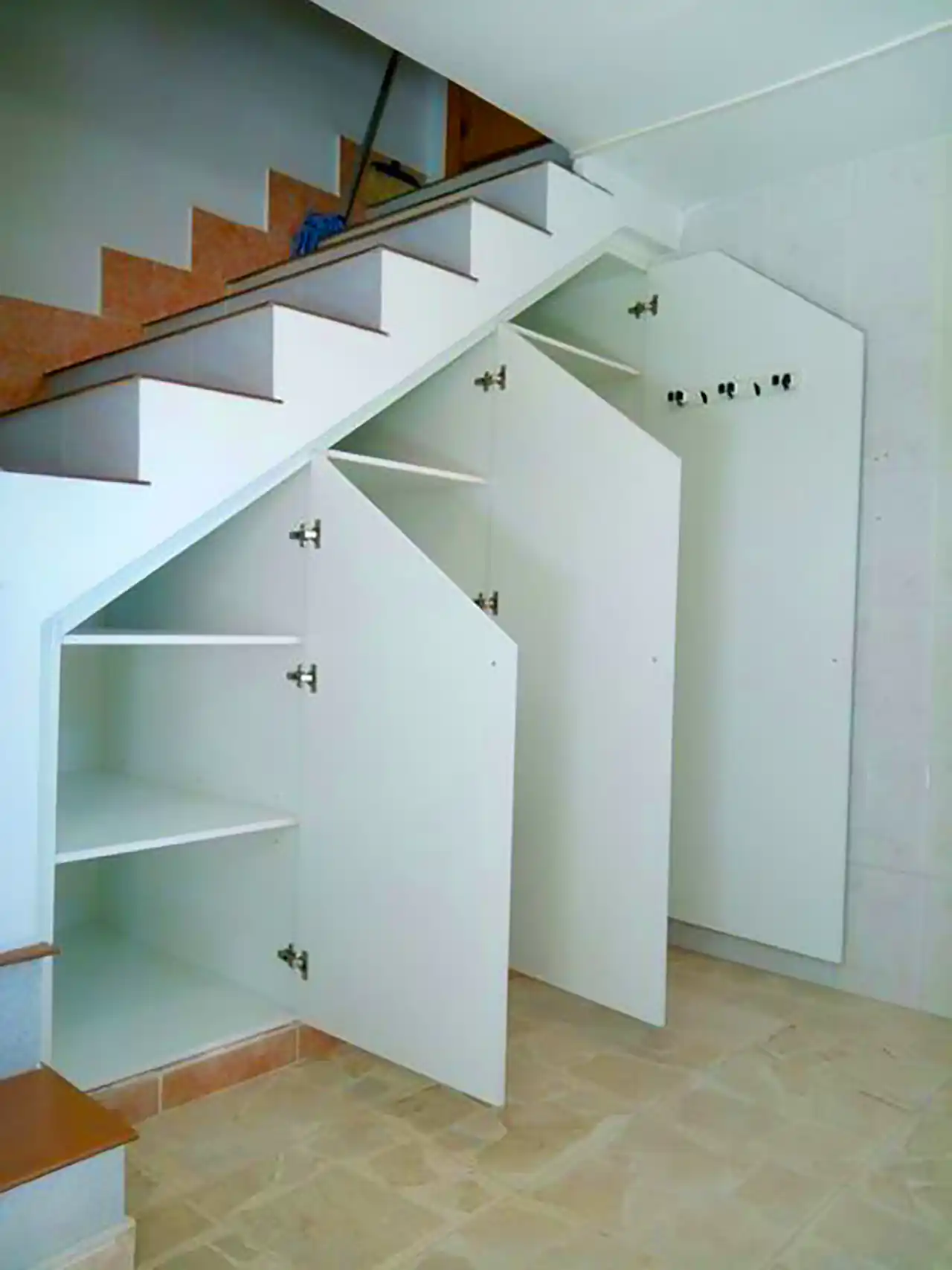 استفاده کاربردی از فضای زیر پله